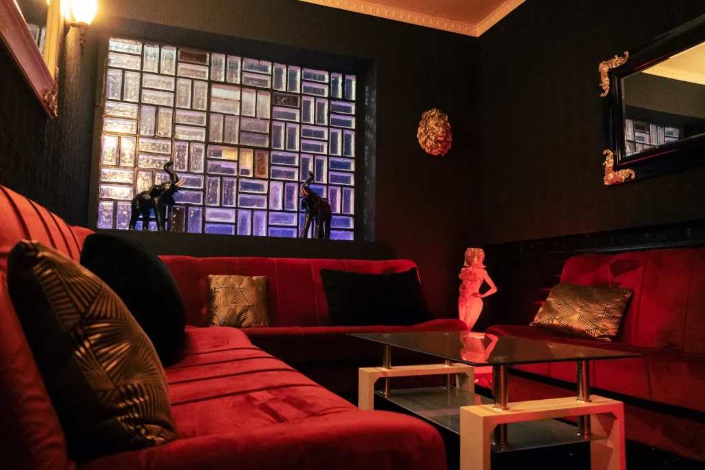 Layla Nachtclub Münster Loungebereich mit rotem Interieur und stilvoller Beleuchtung