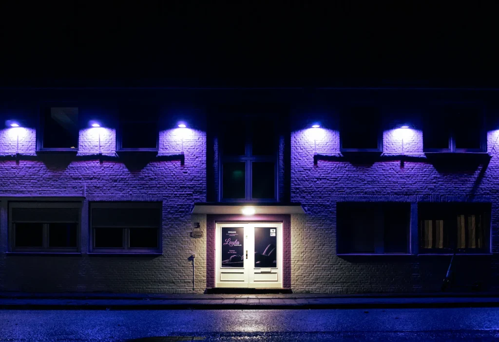 Layla Nachtclub Münster Außenansicht mit violetter Beleuchtung bei Nacht