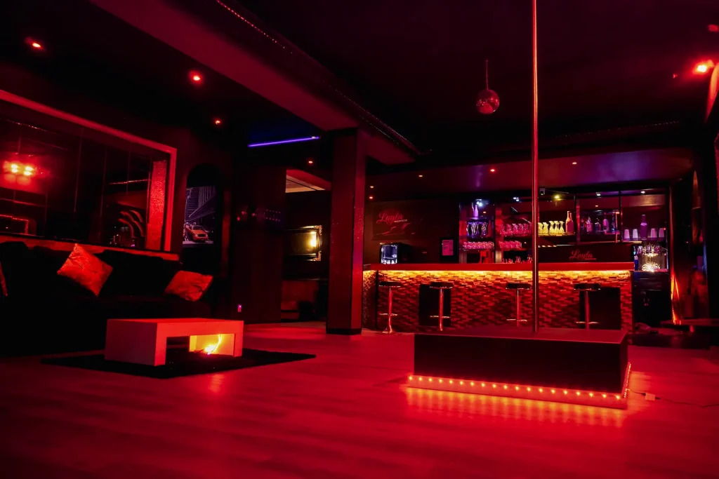 Layla Nachtclub Barbereich Münster – stilvolle Innenaufnahme mit Lounge-Beleuchtung und exklusivem Ambiente