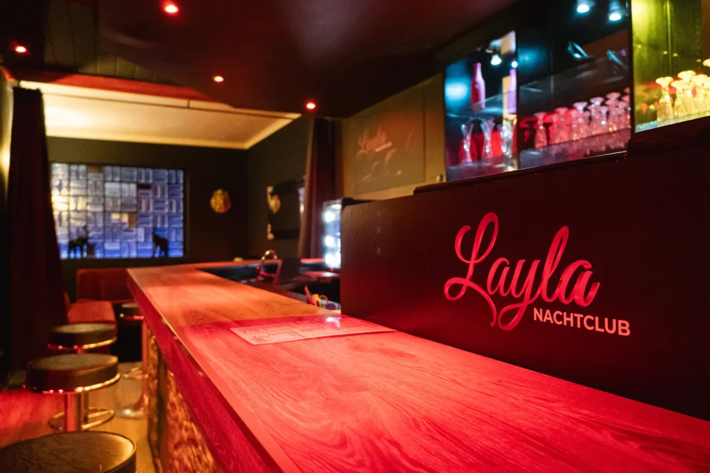 Layla Nachtclub Münster Barbereich und Lounge mit beleuchtetem Tresen in violettem Ambiente