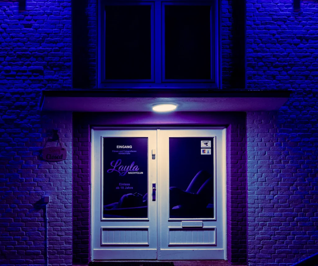 Layla Nachtclub Münster Eingang bei Nacht – stilvolle Außenaufnahme mit blauer Beleuchtung