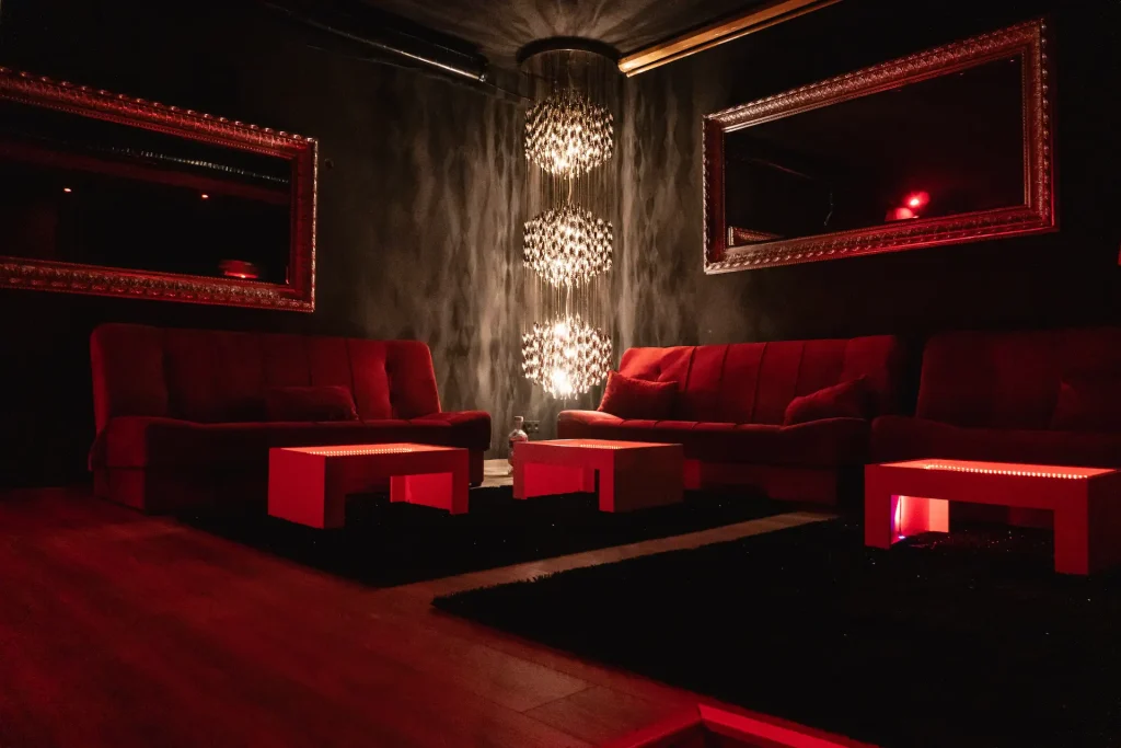 Layla Nachtclub Münster Lounge Innenbereich mit exklusivem roten Design und stilvollem Ambiente