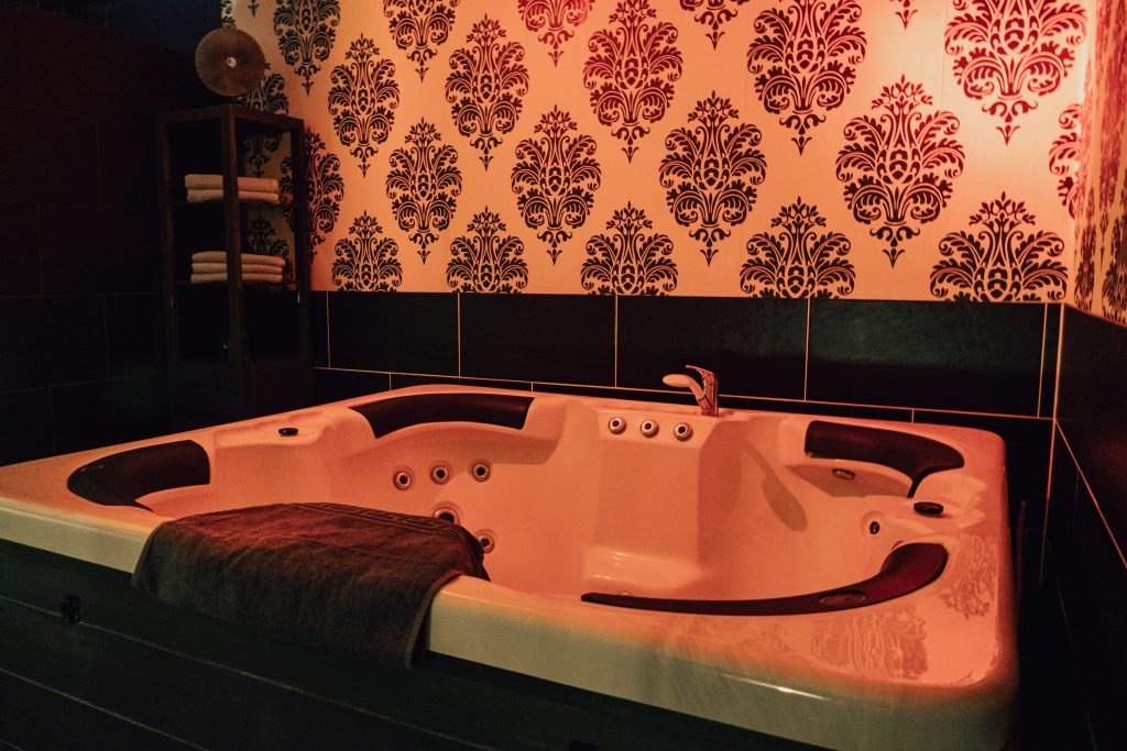 nachtclub muenster zimmer5 whirlpool interieur.webp