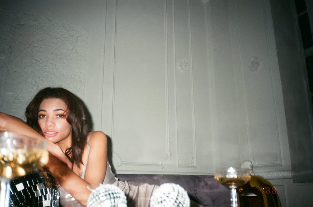 Layla Nachtclub Münster – elegante Frau in stilvollem Ambiente Elegante Frau im Layla Nachtclub Münster – stilvolle Pose in moderner Lounge